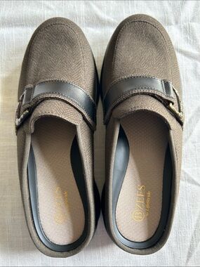 Bzees for Lifestyle Galleria Green Slip-On Moccasins 6M